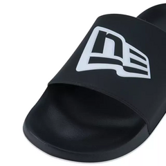 CHINELO NEW ERA FLAG NEPERSAN001 SLIDE PRETO na internet