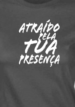 Camiseta Di-Legado "Atraído pela Tua Presença" - Baby look Preta - comprar online