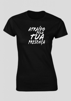 Camiseta Di-Legado "Atraído pela Tua Presença" - Baby look Preta