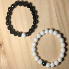 Conjunto de  pulseiras Yin Yang  Feito á mão  Bolas acrílicas n°8 preto e branca, fio de silicone , unissex ,casal, amizade