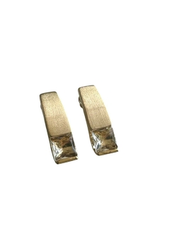 Brinco Elegance com pedra cristal, banho acetinado ouro 18k