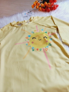 Blusa UV Infantil Menina "The Sun" Alphabeto - Suricatto Store