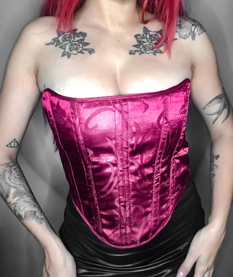 Corset em Verniz rosa com ancas - Madame Noora Corsets