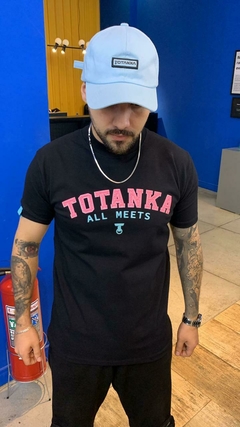 CAMISETA MEETS TOTANKA