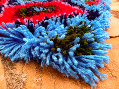 Tapete feito a mão de lã amarradinho azul vermelho - comprar online