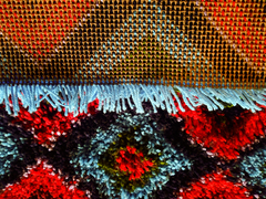 Tapete feito a mão de lã amarradinho azul vermelho - loja online