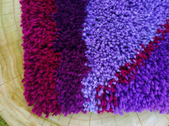 Tapete feito a mão de lã amarradinho roxos - loja online
