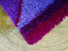 Imagem do Tapete feito a mão de lã amarradinho roxos