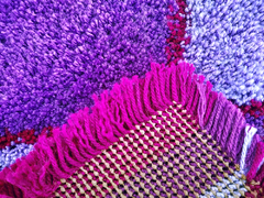 Tapete feito a mão de lã amarradinho roxos na internet