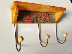 Cabideiro mandala floral com prateleira 3 ganchos - Mama Gipsy