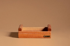 Bandeja de servir feita em  madeira, possui pegadores, utilidades domésticas 