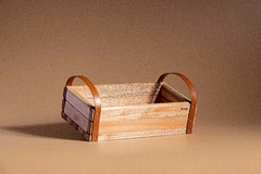 cesto de madeira com acabamento em couro 