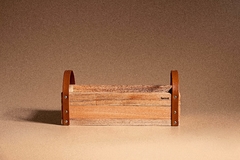 cesto de madeira e acabamentos em couro 