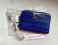 Carteira Small Wallet, Limited Edition, Sapphire Croc | Victoria's Secret - Starlight Importados