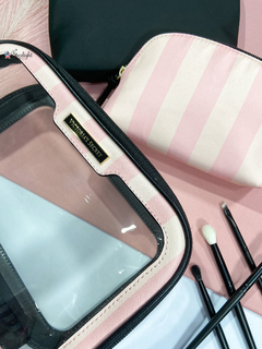 Trio Necessaire Beauty To Go Makeup Bag, Iconic Stripe | Victoria's Secret (REPOSIÇÃO EM BREVE) - comprar online
