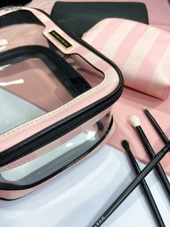 Imagem do Trio Necessaire Beauty To Go Makeup Bag, Iconic Stripe | Victoria's Secret (REPOSIÇÃO EM BREVE)