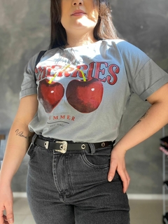 T-Shirt Oversized Feminina Cherries Cinza - comprar online