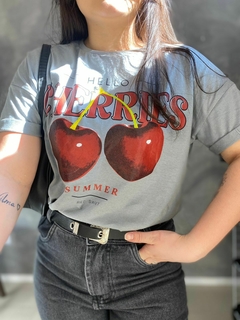 T-Shirt Oversized Feminina Cherries Cinza