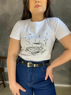 T-Shirt Café e Livros Branca