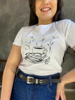 T-Shirt Café e Livros Branca - comprar online