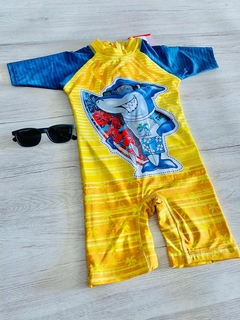 ROUPA DE BANHO MANGA CURTA INFANTIL DO TUBARÃO AMARELO