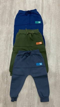 CALÇA MOLETOM INFANTIL COM ETIQUETA DECORATIVA