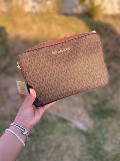 Imagem do Bolsa Michael Kors Jet Set Marrom Monogramada - Michael Kors