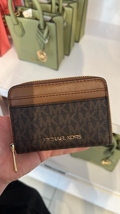 Carteira Marrom Monogramada Michael Kors na internet