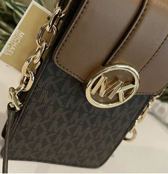 Porta celular Marrom monogramada, Michael Kors na internet