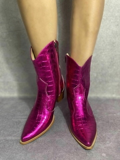 Bota Western Cano Curto Croco Pink - Salto do Alto - comprar online