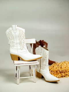 Imagem do Bota Texana Cano Curto Off White - Salto do Alto