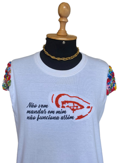 T-shirt bordada a mão flores - loja online