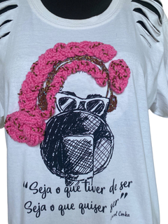 T-shirt bordada a mão Carol - comprar online