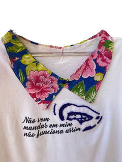 T-shirt bordada a mão flores - comprar online