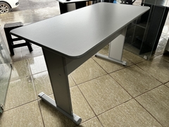 MESA P/ ESCRITÓRIO 121x61 PANDIN MAXXI - CINZA - Hamil móveis