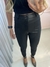 Calça skinny resinada recortes na internet