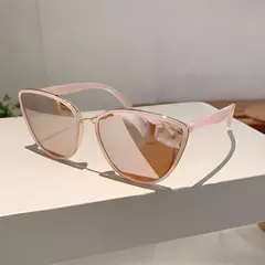 Lux Cat Whisper: Elegância Silenciosa com Óculos de Sol Exclusivo na internet