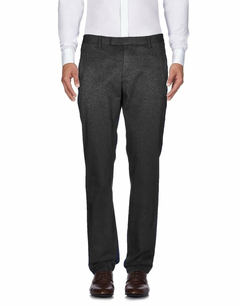 Pantalón clásico de corte regular y formal, una prenda imprescindible en tu guardarropa. Este pantalón está confeccionado con una combinación de materiales de alta calidad: poliéster, viscosa y elastano. 
