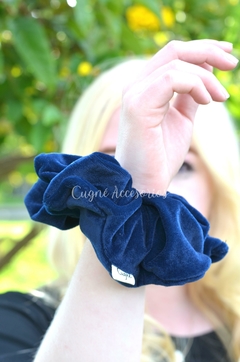 Scrunchie Terciopelo Azul Oscuro - comprar online