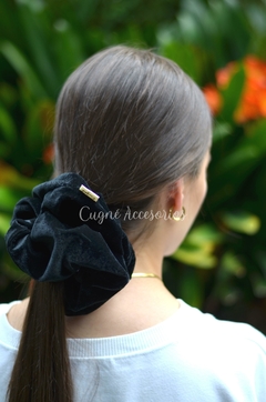 Scrunchie Terciopelo Negro en internet