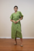 Vestido midi transpassado kimono - verde - LE RÔ Atelier | Loja de Roupas Femininas |