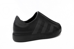 Adidas AdiFOM Superstar "Triple Black" na internet