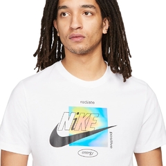 Camiseta Nike Radiate Branca na internet