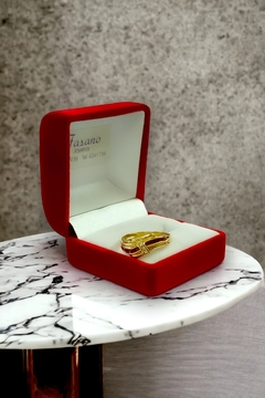 Anillo de oro para mujer con rubíes y cubics zirconia de Fasano Joyeros, la joyería más antigua de Rosario. Fabricamos alianzas. Vendemos y compramos oro.