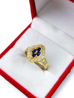 Anillo de oro 18 kilates con zafiros y cubics zirconia de Fasano Joyeros.