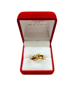 Anillo de oro para mujer con rubíes y cubics zirconia de Fasano Joyeros, la joyería más antigua de Rosario. Fabricamos alianzas. Vendemos y compramos oro.