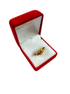 Anillo de oro para mujer con rubíes y cubics zirconia de Fasano Joyeros, la joyería más antigua de Rosario. Fabricamos alianzas. Vendemos y compramos oro.