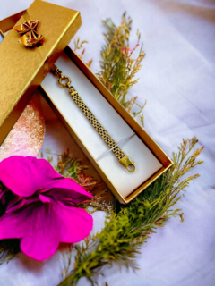 Pulsera de oro amarillo tipo malla para mujer en Fasano Joyeros. Somos la joyería más antigua de Rosario, con casi 100 años en el rubro nos especializamos en la venta y compra de alhajas de oro. Fabricamos alianzas y hacemos arreglos y composturas.