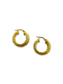 Aros argolla de oro 18 kilates facetados para mujer en Fasano Joyeros.  Somos la joyería más antigua de Rosario, con casi 100 años en el rubro nos especializamos en la venta y compra de alhajas de oro. Fabricamos alianzas y hacemos arreglos y composturas.