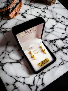 Aros cruces de oro y corazones para mujer en Fasano Joyeros.  Somos la joyería más antigua de Rosario, con casi 100 años en el rubro nos especializamos en la venta y compra de alhajas de oro.  